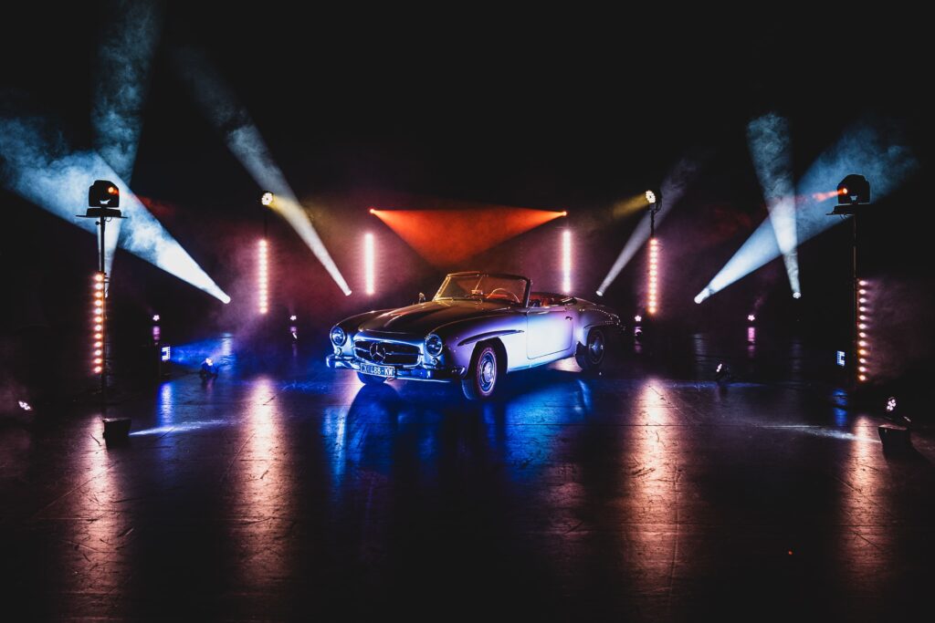Une Mercedes de collection sur la grande scène de l’Opéra de Nancy, entre lyres et barres LED