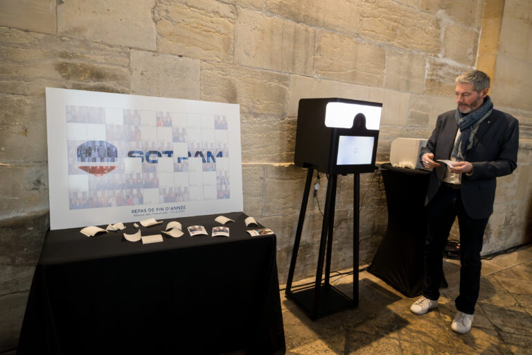 Panneau de mosaïque photo SOTRAM encore vide au début de la soirée, à côté de la borne selfie