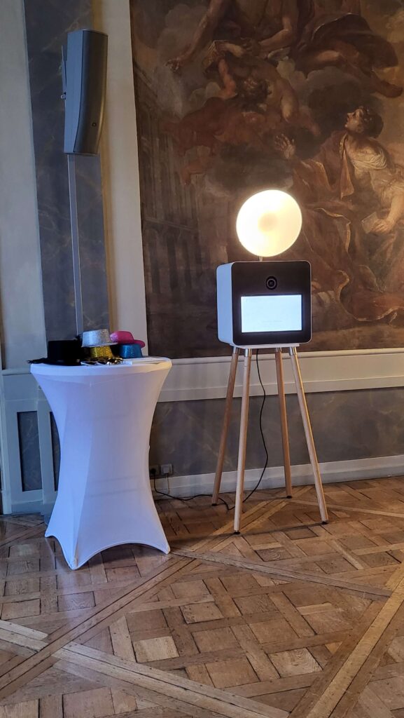 Borne selfie ONE avec flash studio allumé, installée en soirée d'entreprise
