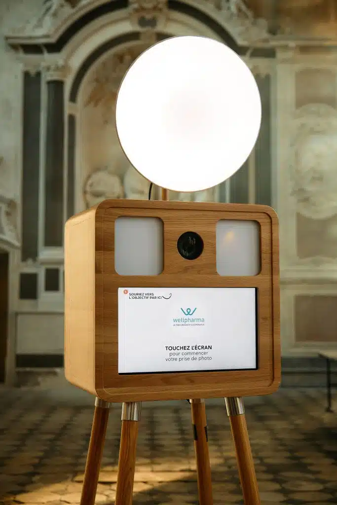 La borne selfie RETRO LORENTS : coque bois, grand flash rond et écran tactile