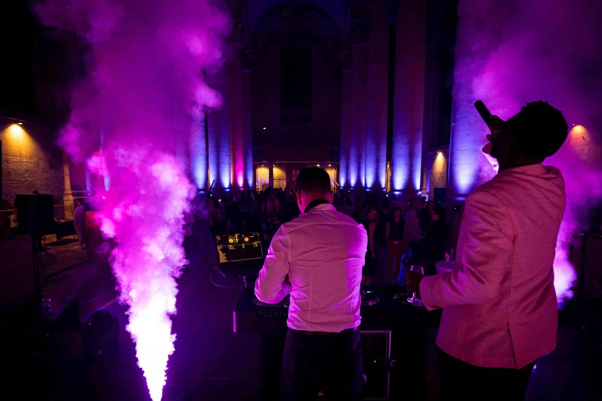 Jets de CO2 en magenta devant la régie — Abbaye des Prémontrés