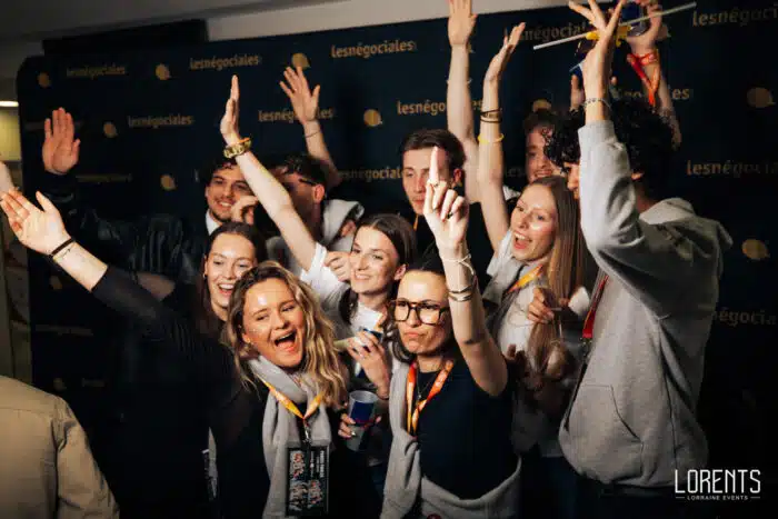 Étudiants qui lèvent les bras pendant la finale des Négociales 2026 au Centre Prouvé