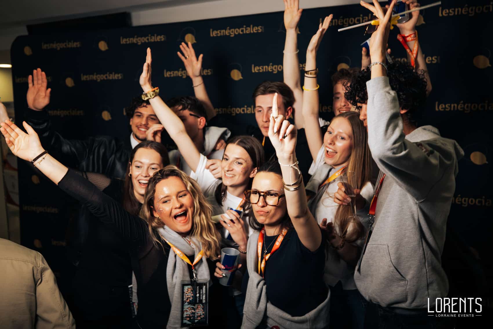 Étudiants bras levés devant le mur photo, soirée de la finale des Négociales 2026 au Centre Prouvé