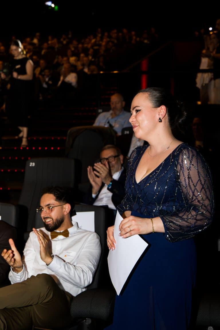 Invitée applaudissant dans les gradins de l'amphithéâtre, soirée des lauréats Réseau Entreprendre Lorraine à Metz