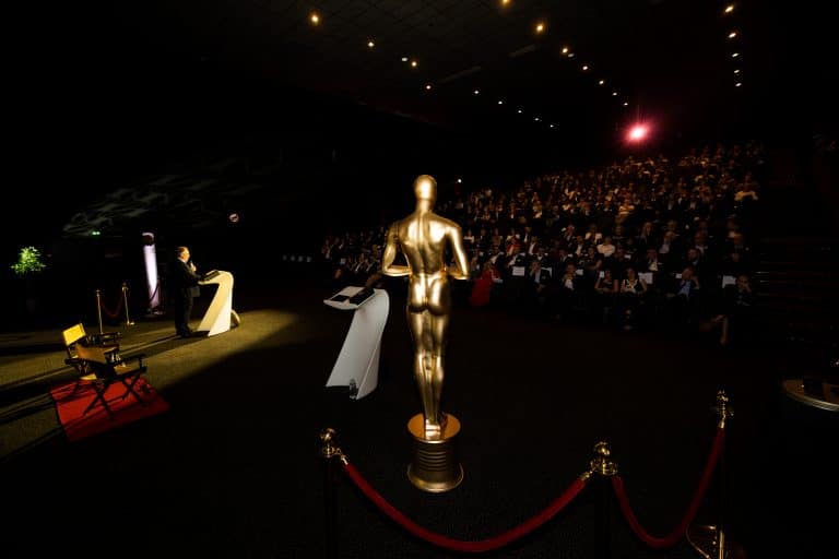 Amphithéâtre du Kinepolis de Metz rempli pour la soirée des lauréats Réseau Entreprendre Lorraine, statue dorée et tapis rouge dans l'allée