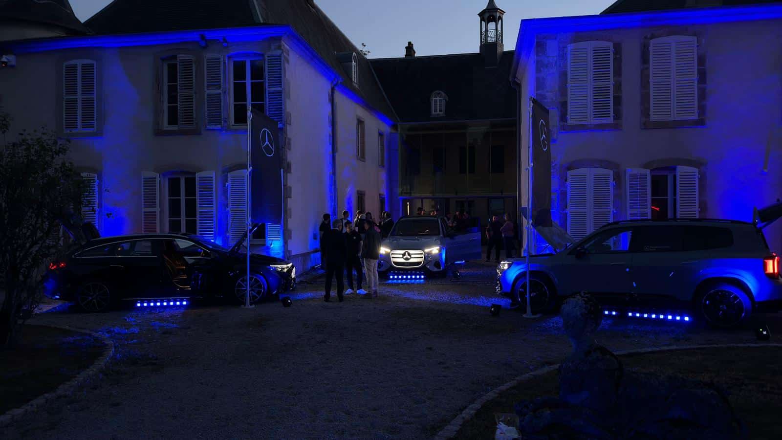 Façades en bleu, voitures soulignées de LED — Soirée Kroely Mercedes-Benz