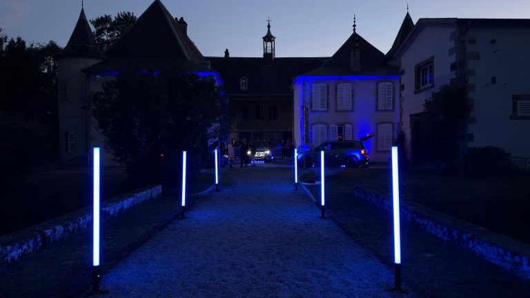 Allée du château de Girecourt balisée par des barres LED sur batterie pour la soirée Mercedes-Benz Kroely, mise en lumière LORENTS
