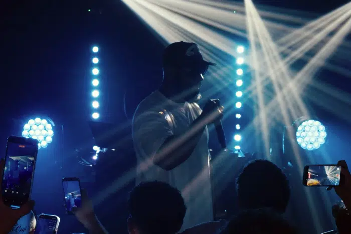 Showcase de Kaaris sous les faisceaux lumineux, gala ESNA 2026