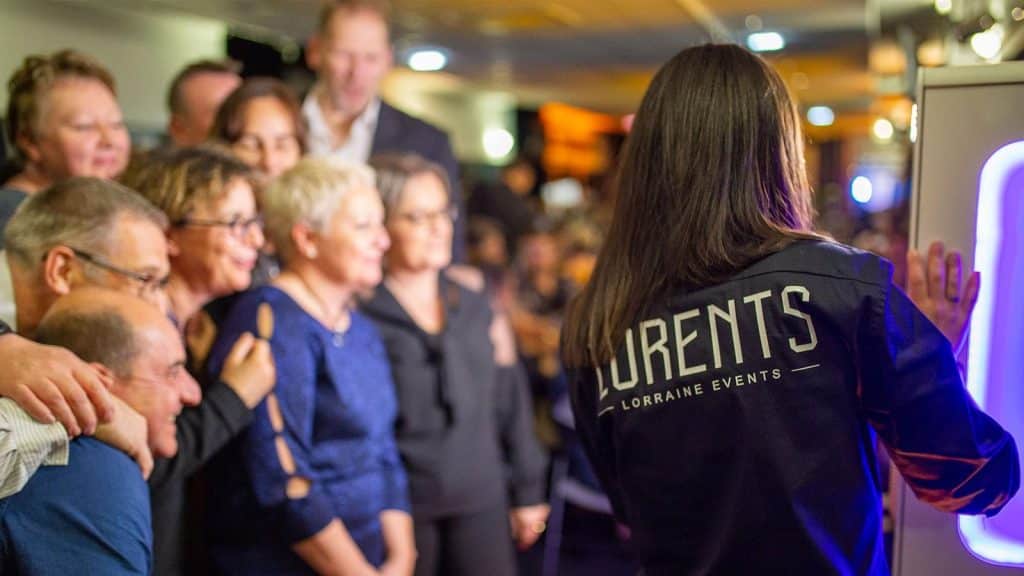 Animatrice LORENTS guidant les invités à la borne selfie