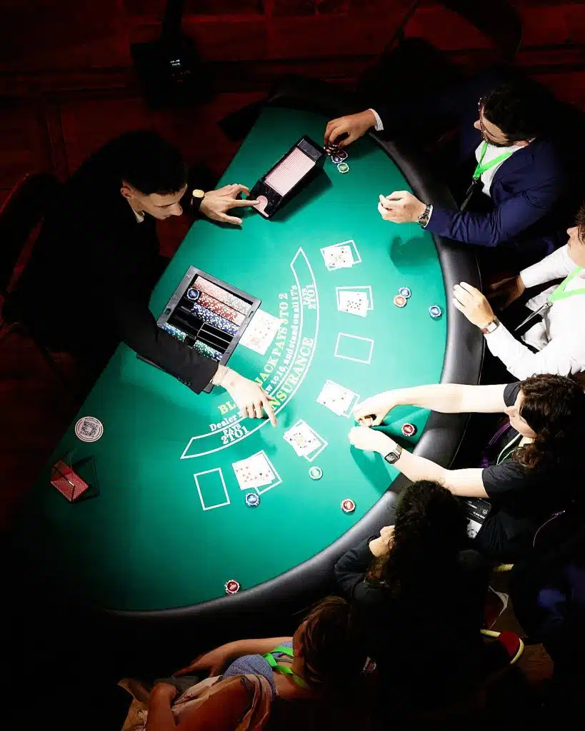 Table de black-jack et ses joueurs pendant une animation casino LORENTS, abbaye des Prémontrés