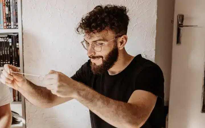 Magicien qui montre un tour de corde pendant un atelier magie pour enfants