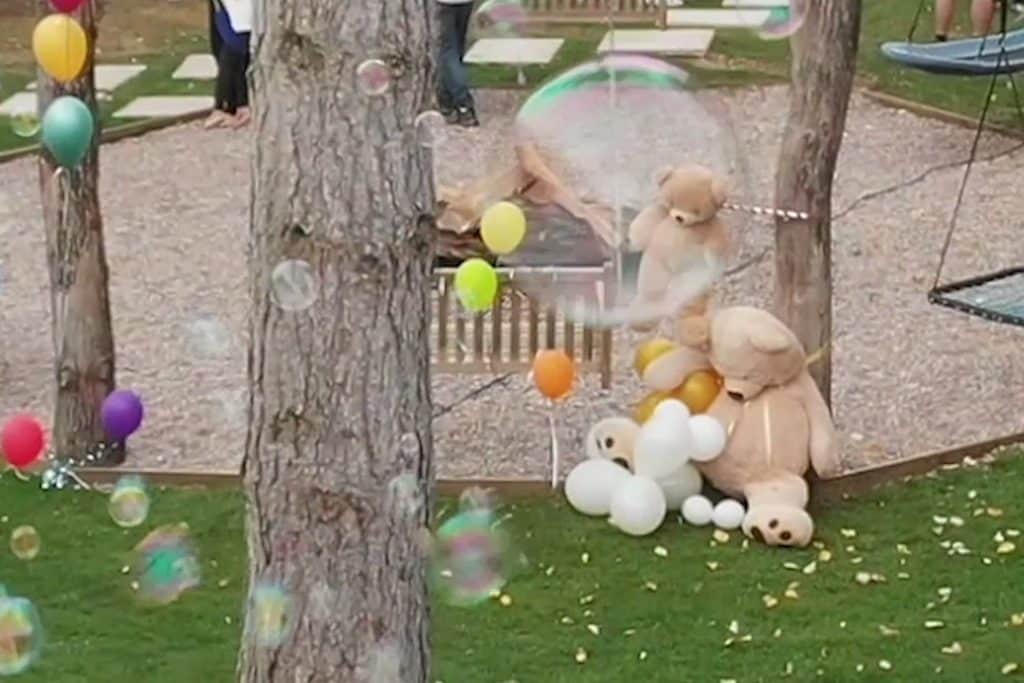 Ballons, peluches géantes et bulles de savon, décor d’anniversaire d’enfant installé par LORENTS
