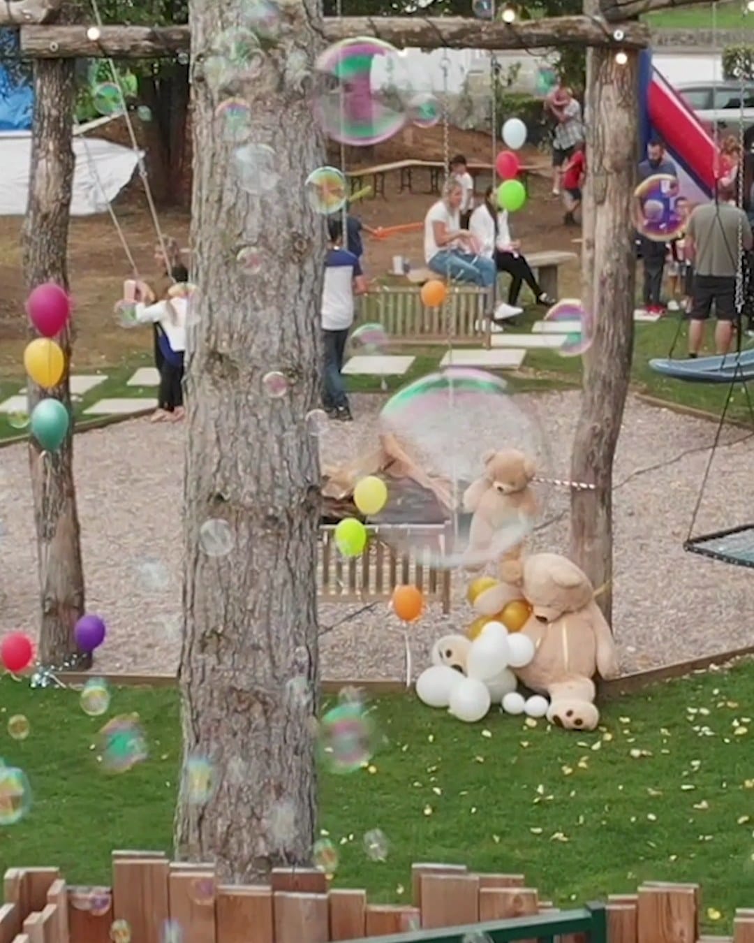 Bulles de savon, ballons et peluches géantes dans un jardin décoré pour un anniversaire d’enfant
