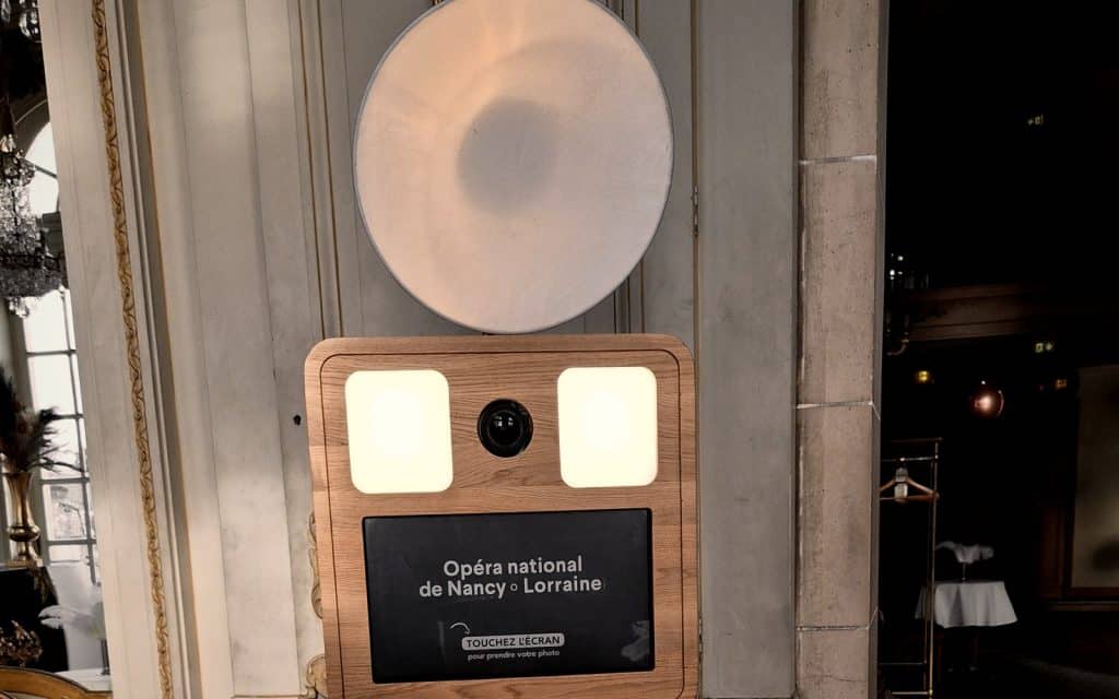 Borne selfie RETRO LORENTS dans le grand foyer de l’Opéra national de Lorraine