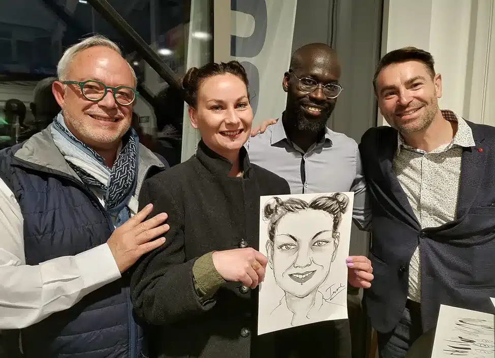 Des invités présentent leur caricature réalisée en direct par Camicature