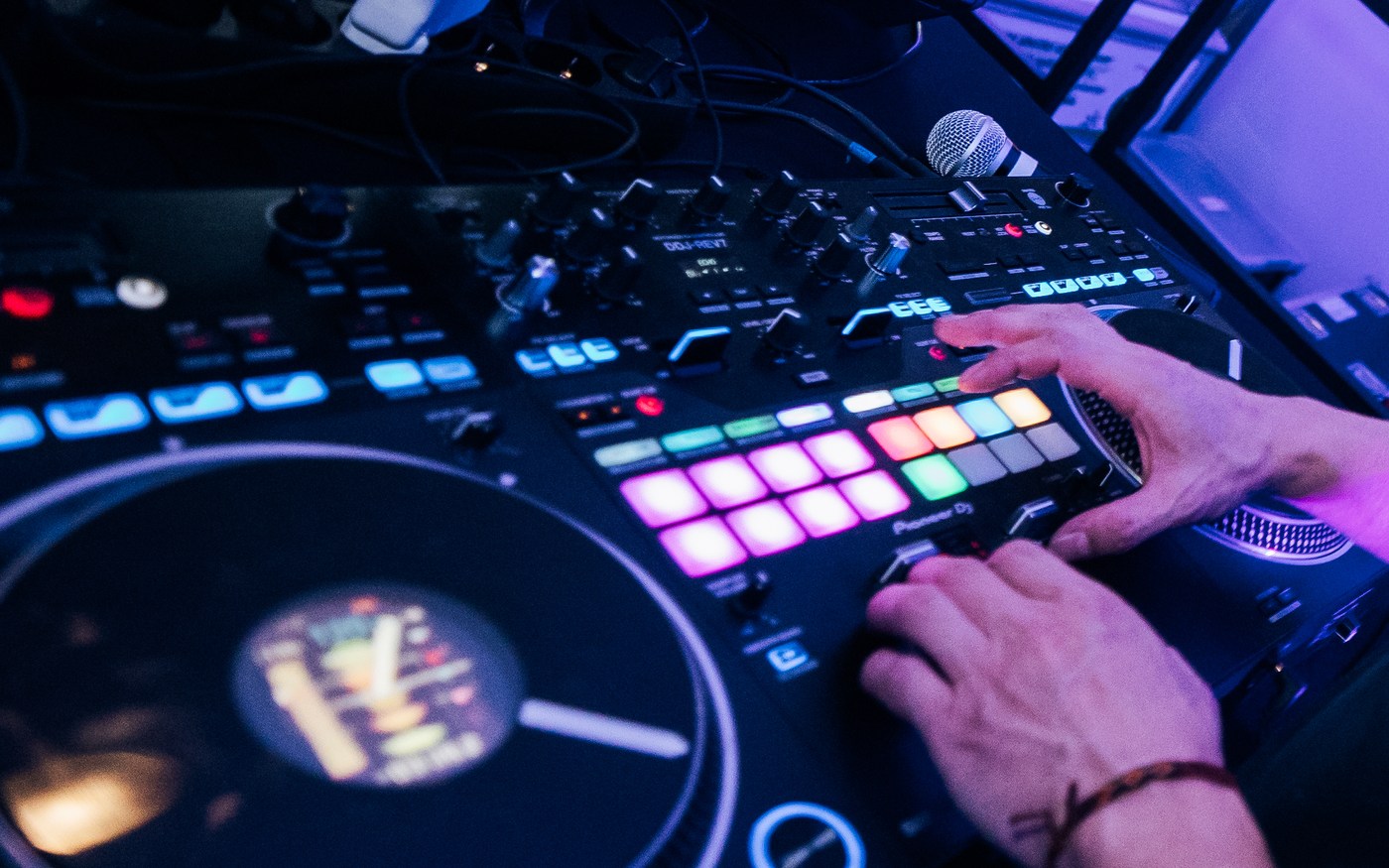 Gros plan sur le controleur Pioneer et les pads lumineux pendant un mix LORENTS