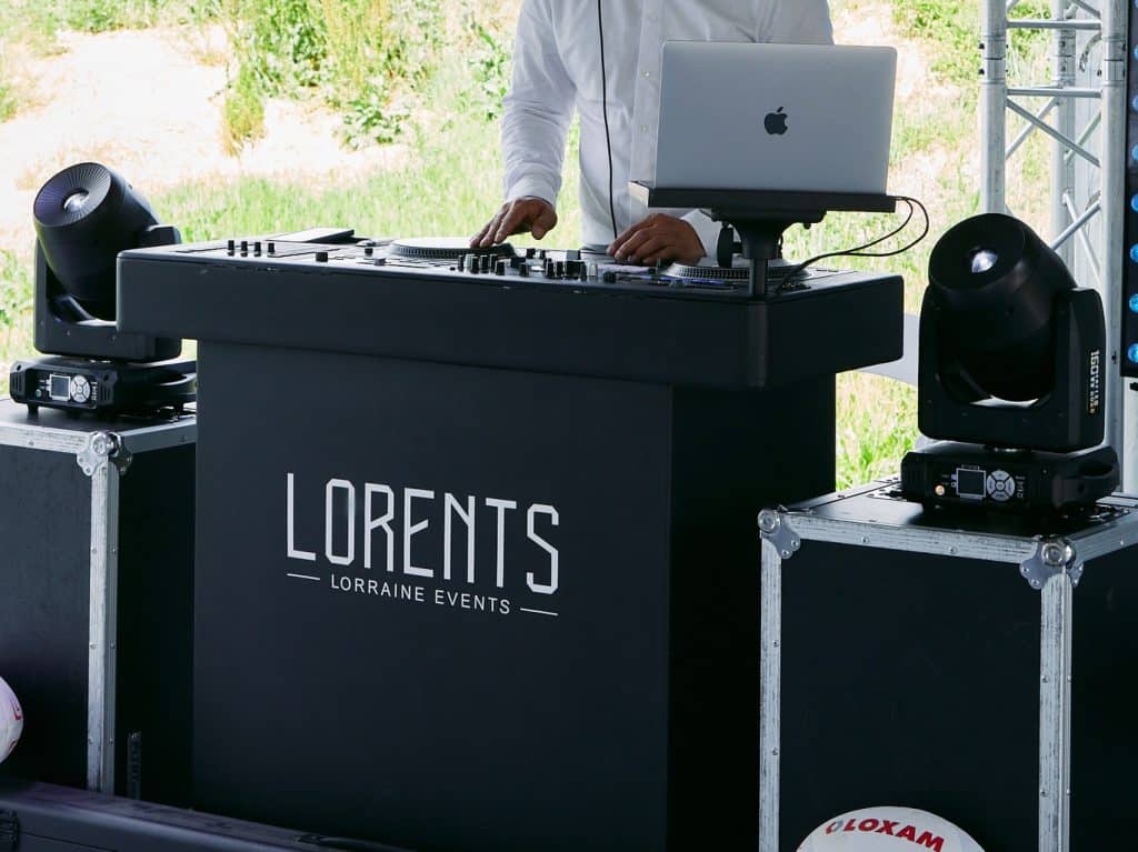 Stand DJ sur mesure, façade personnalisée
