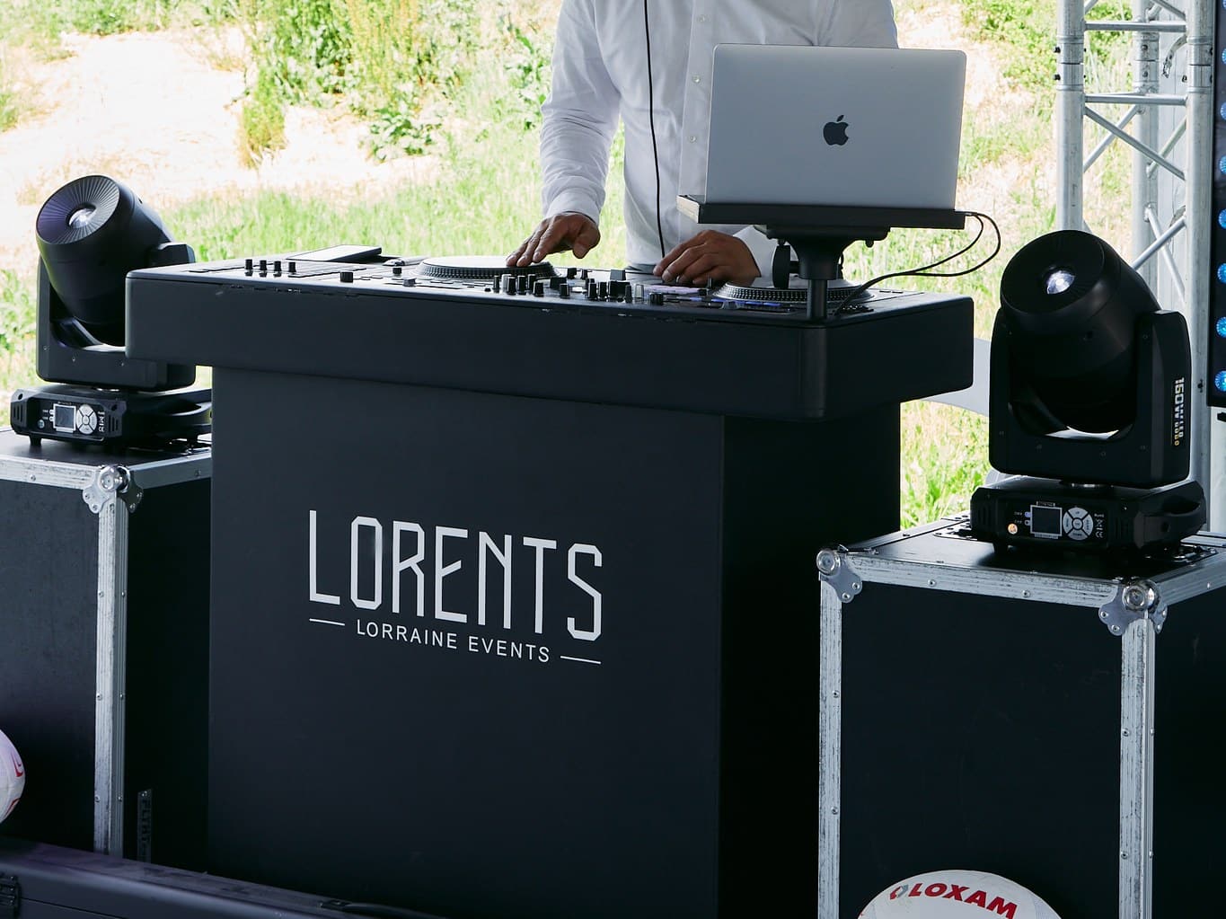 Stand DJ sur mesure LORENTS avec facade logotypee et flight cases