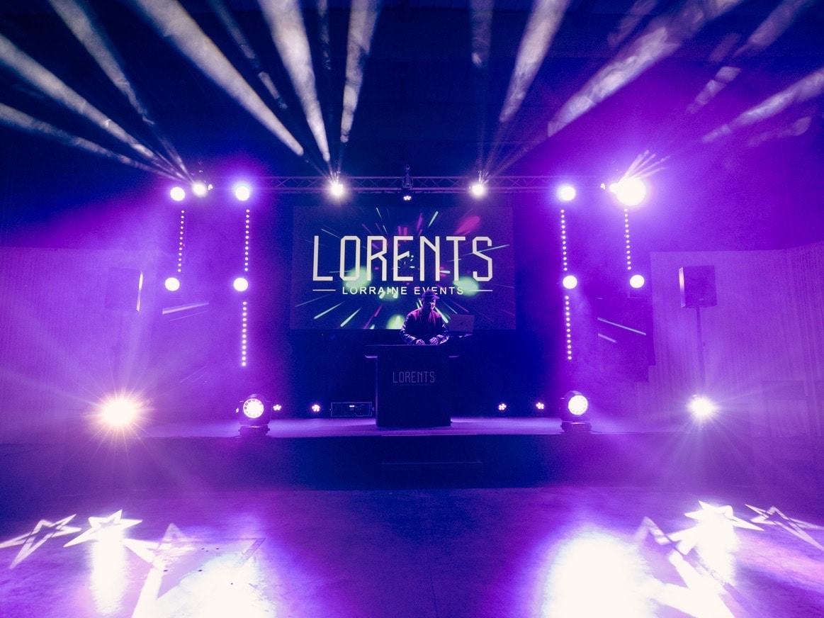 Scene evenementielle avec ecran de videoprojection montee par LORENTS
