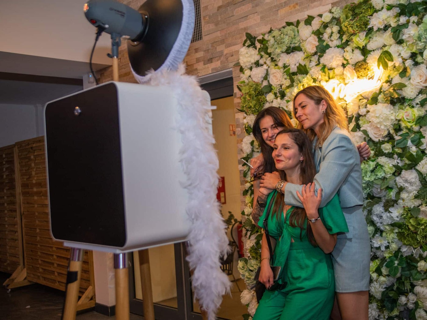 Borne selfie ONE au design industriel, coque métal et pieds bois, en soirée d'entreprise