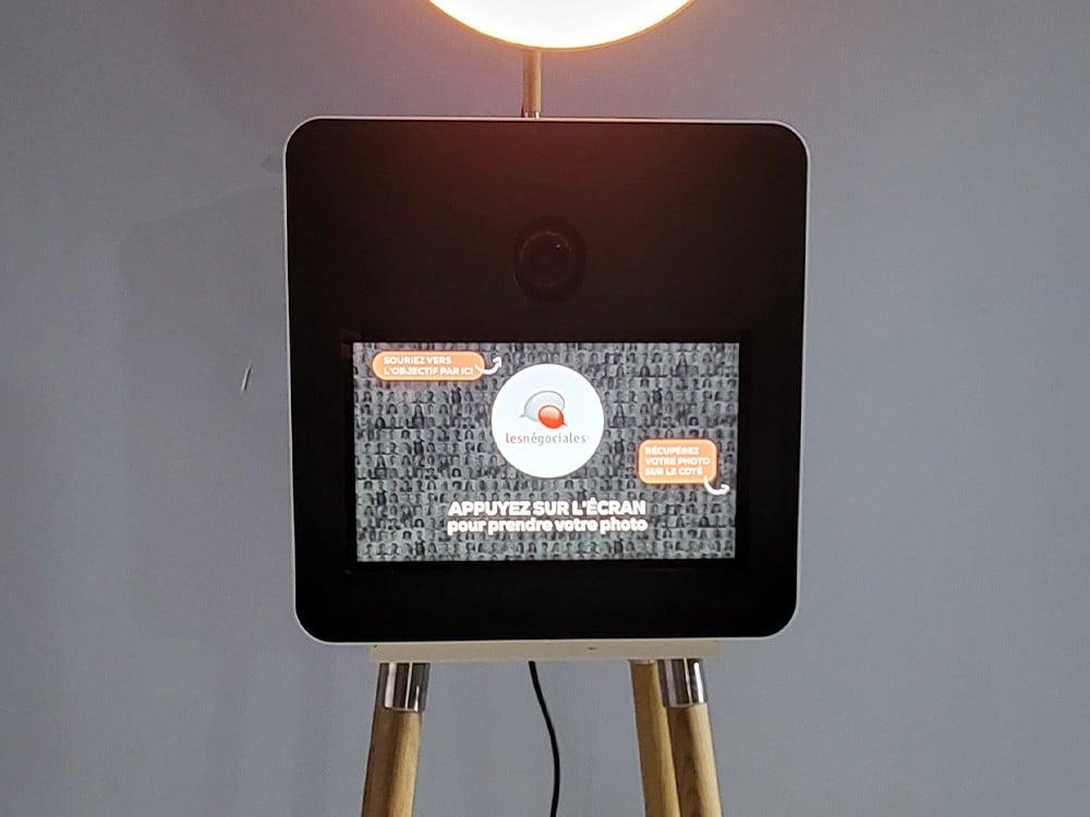 Écran tactile 21 pouces de la borne selfie ONE invitant à lancer la photo