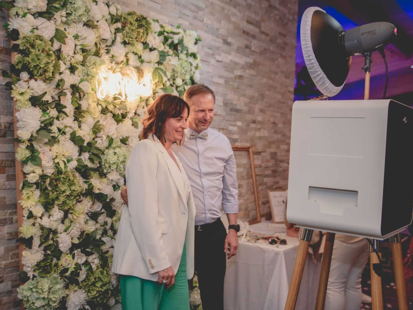 Invités posant devant la borne selfie ONE, filtres et cadre à la marque de l'événement