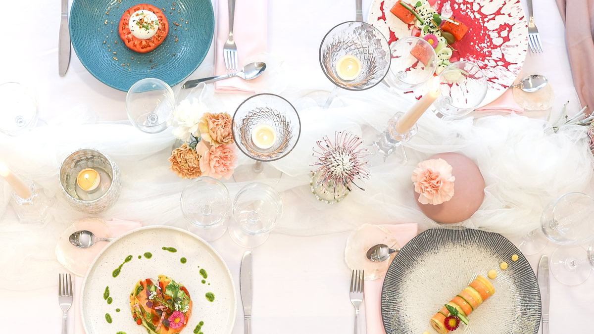Table dressée et assiettes photographiées en vue zénithale pour un traiteur