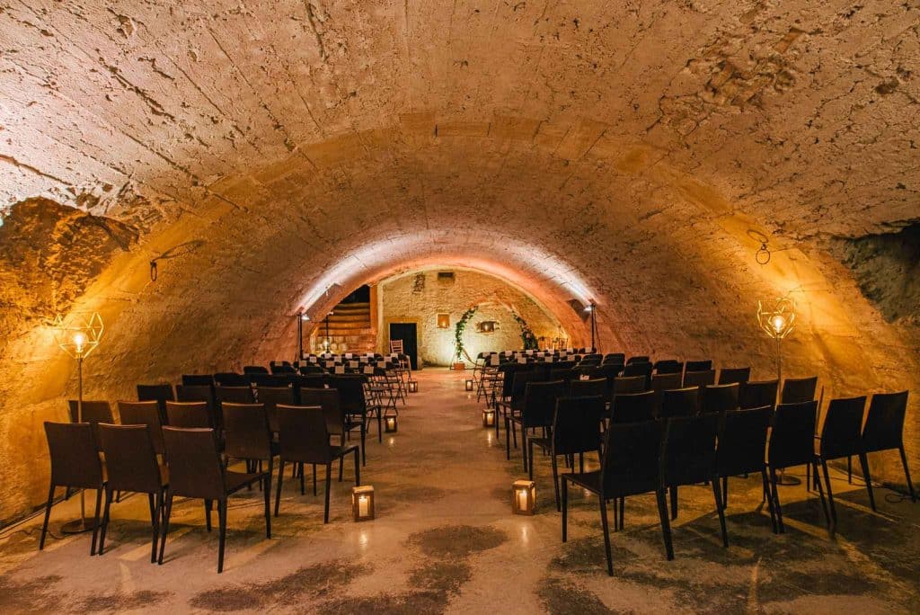 Le caveau voûté du Castel Fey, rescapé de l'incendie de 1944, dressé pour une cérémonie