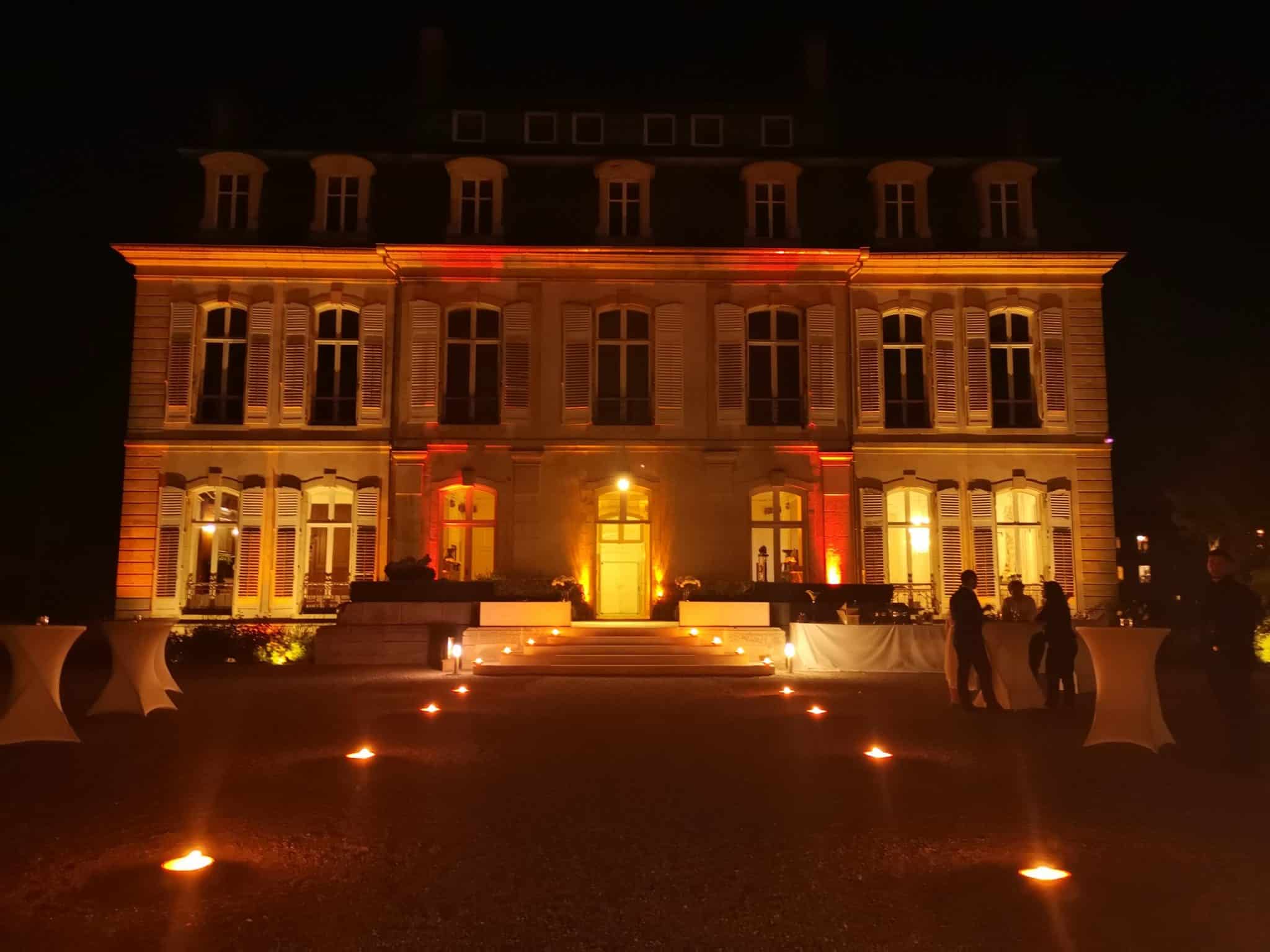 La façade à la nuit, en ambre — Château Ernest, Tantonville