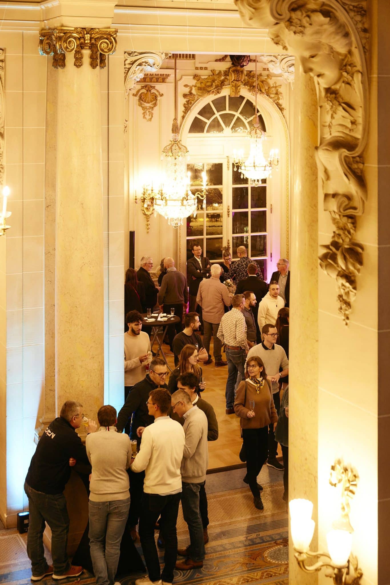 Le hall de l’Opéra National de Lorraine, colonnes mises en lumière en bleu par LORENTS