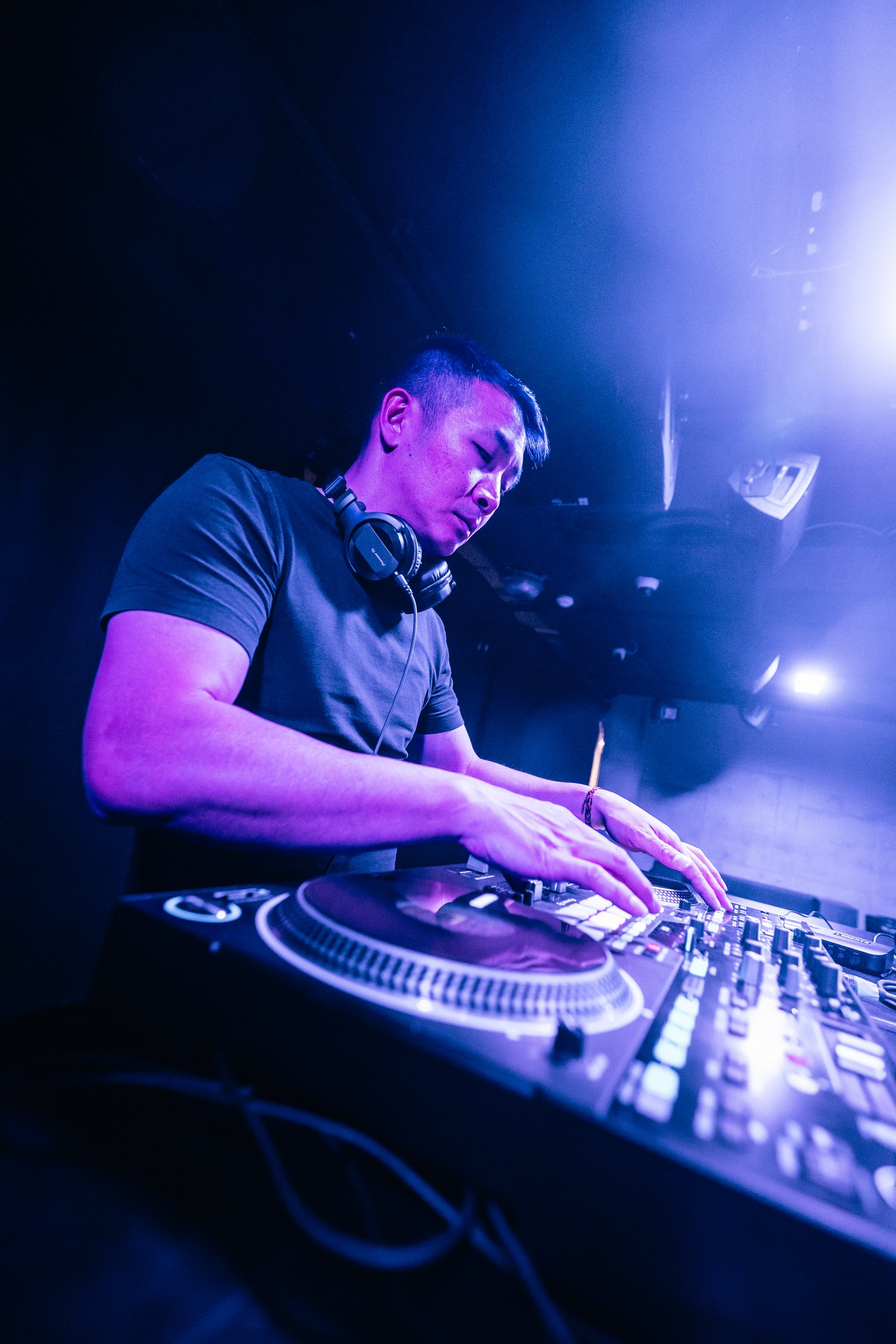 DJ LORENTS aux platines sous les lumières bleues du Rex Club, Paris