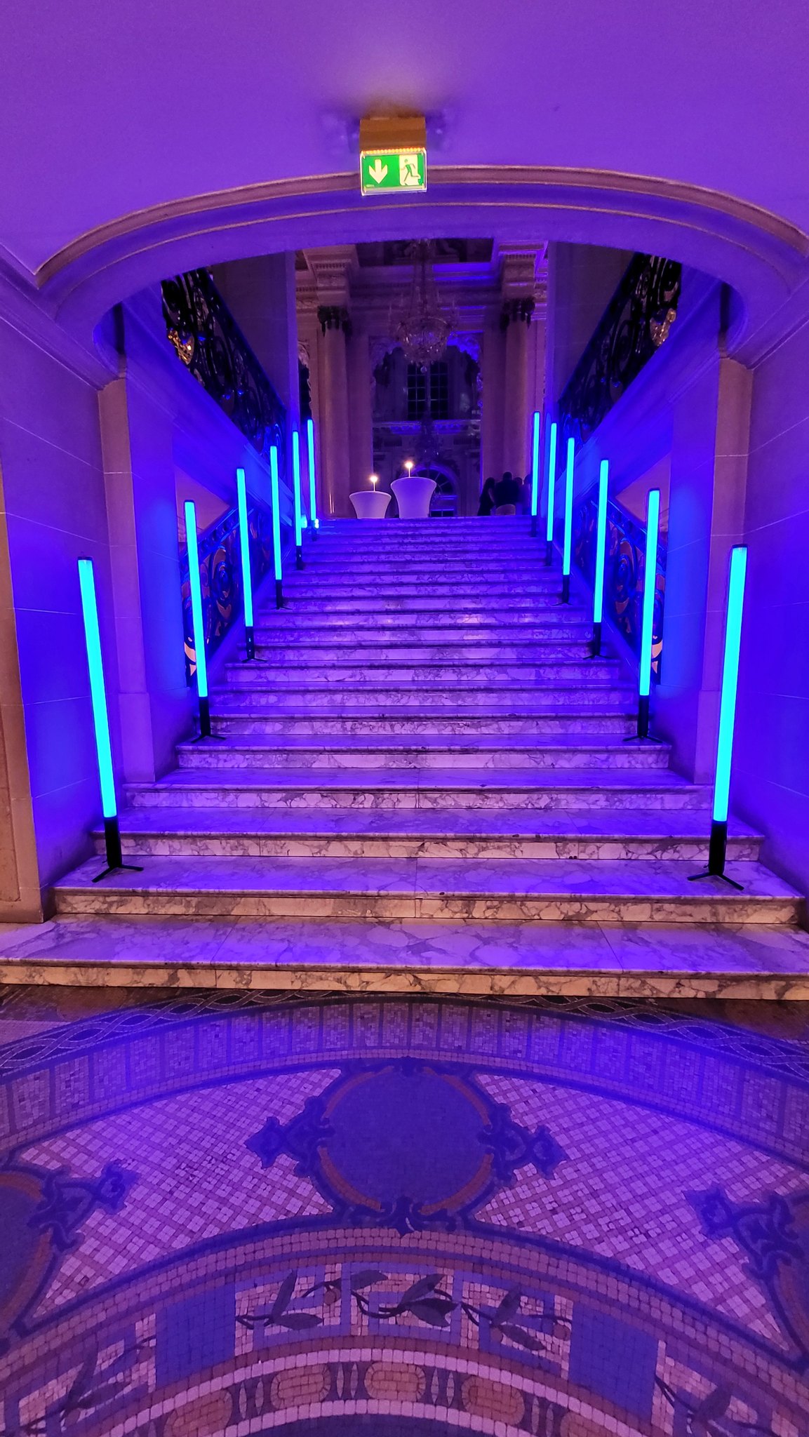 L’escalier d’honneur en bleu et cyan. Opéra National de Lorraine