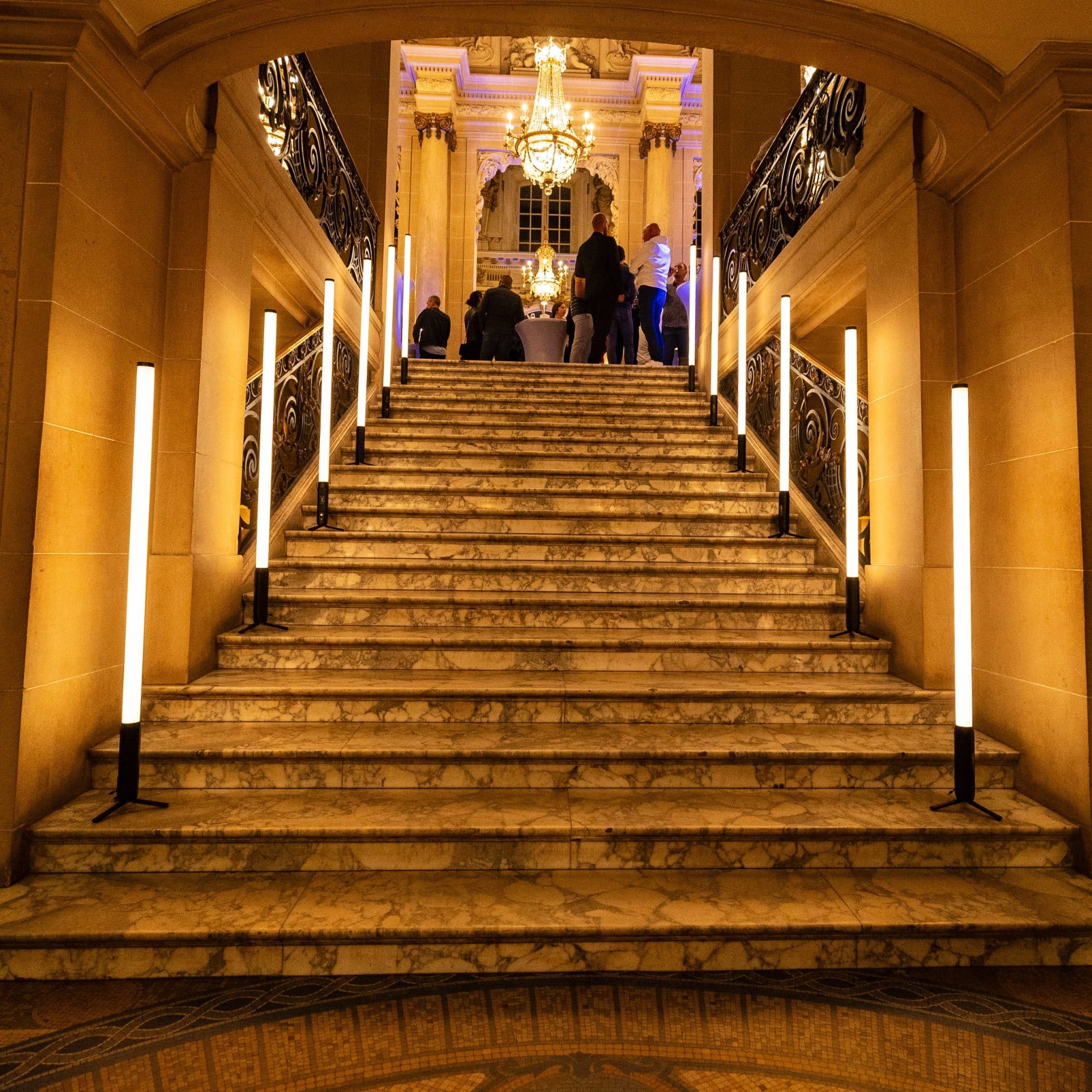 L’escalier d’honneur bordé de tubes LED — Opéra National de Lorraine
