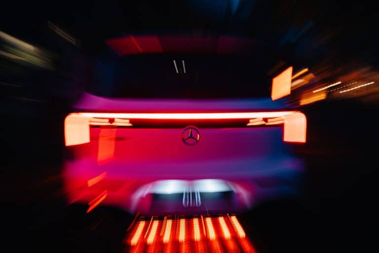 Bandeau lumineux arrière d'un Mercedes GLB photographié en effet zoom, barre LED orangée au sol