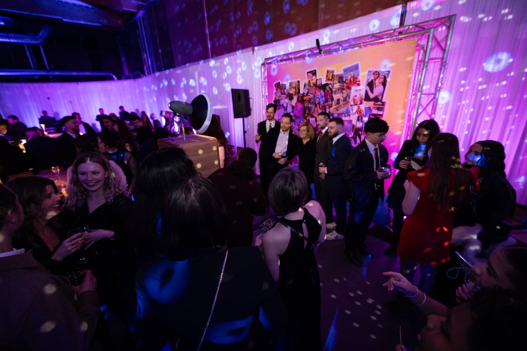 La piste sous une lumière violette — Soirée de Noël Quipment