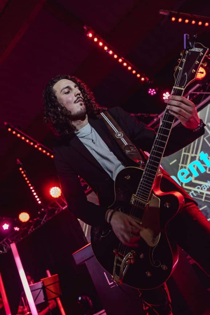 Guitariste d'un groupe live sur la scène montée par LORENTS, séminaire d'entreprise