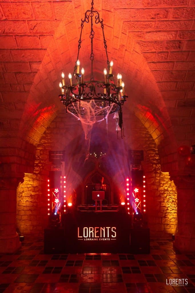 Cabine DJ LORENTS sous la voûte d’une cave en lumière rouge, soirée d’Halloween au château d’Hattonchâtel