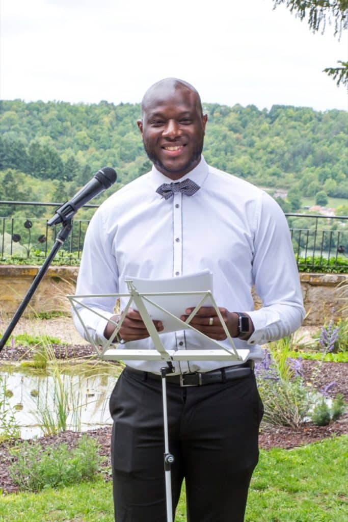 Jonas, officiant LORENTS, au pupitre d’une cérémonie laïque en plein air