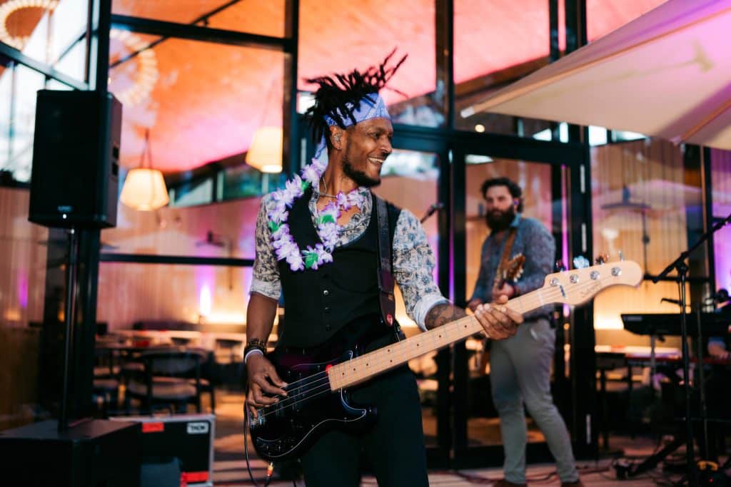 Les Roosters en concert — bassiste et guitariste sur scène