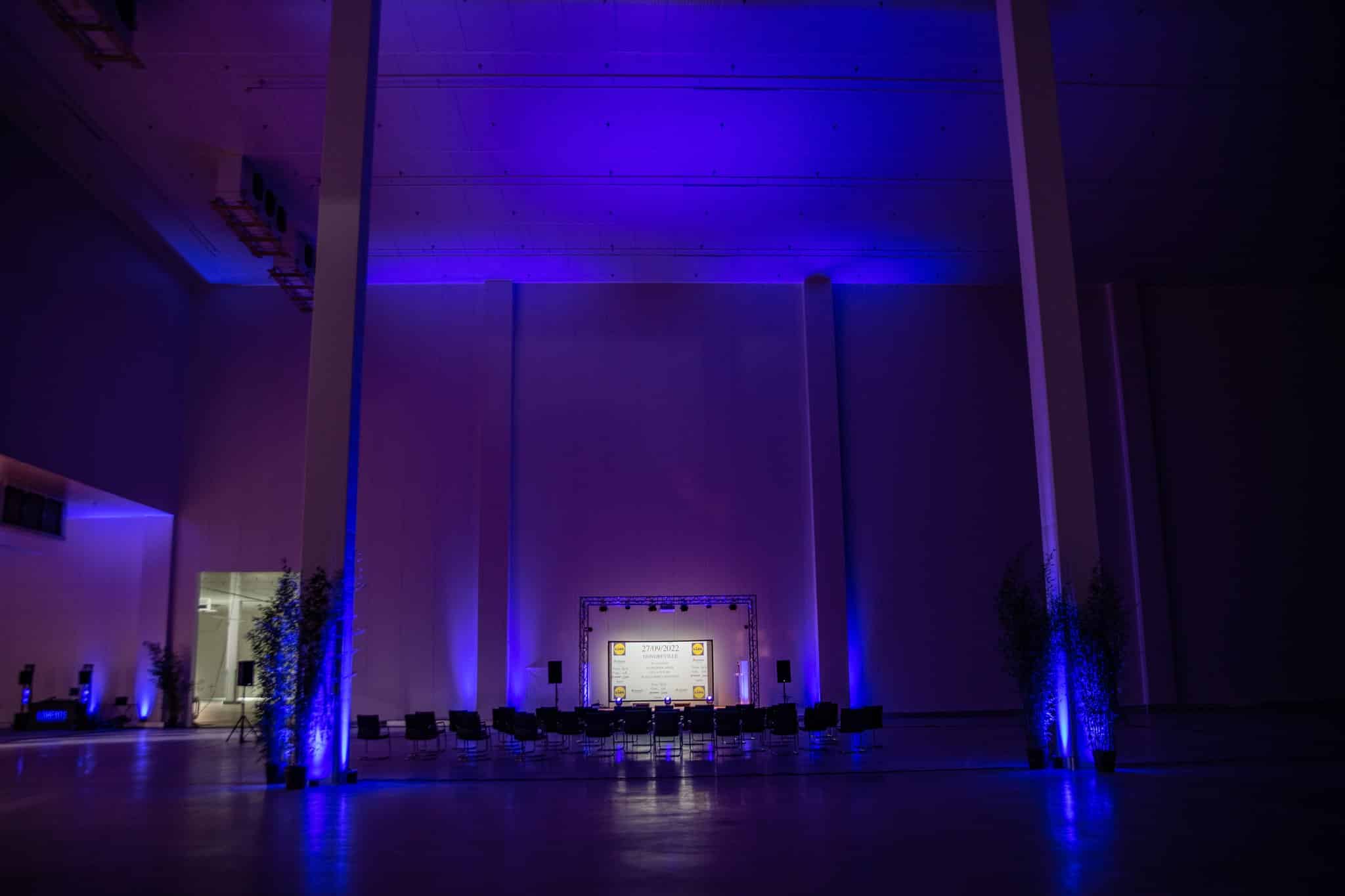 Les murs du hall logistique en bleu violet. Inauguration Lidl, Gondreville