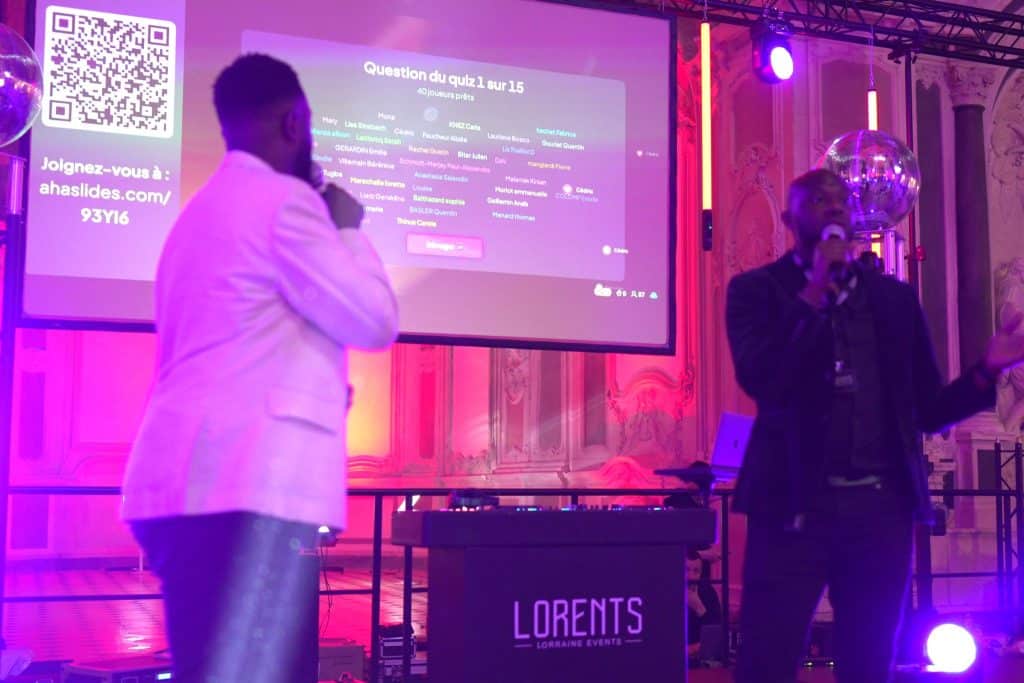 Lisko et Jonas, animateurs LORENTS, mènent le quiz digital devant l’écran