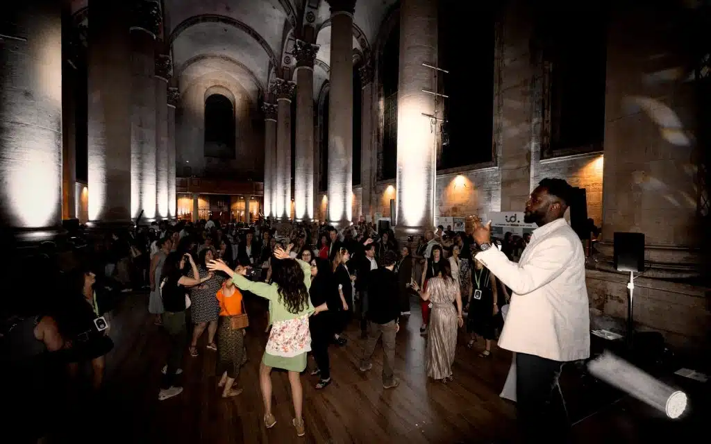 Le maître de cérémonie LORENTS en veste blanche entraîne la piste de danse, nef de l’abbaye des Prémontrés