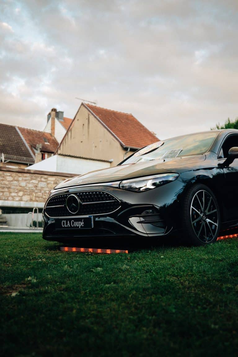Mercedes CLA Coupé noire sur la pelouse de l'Auberge Saint-Walfrid, barre LED au sol sous le pare-chocs avant