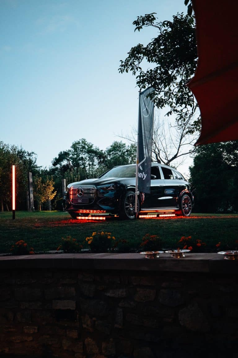 Mercedes GLC noir encadré de barres LED au sol, drapeau Mercedes-Benz Kroely et tube LED Pixtube dans le jardin de l'auberge