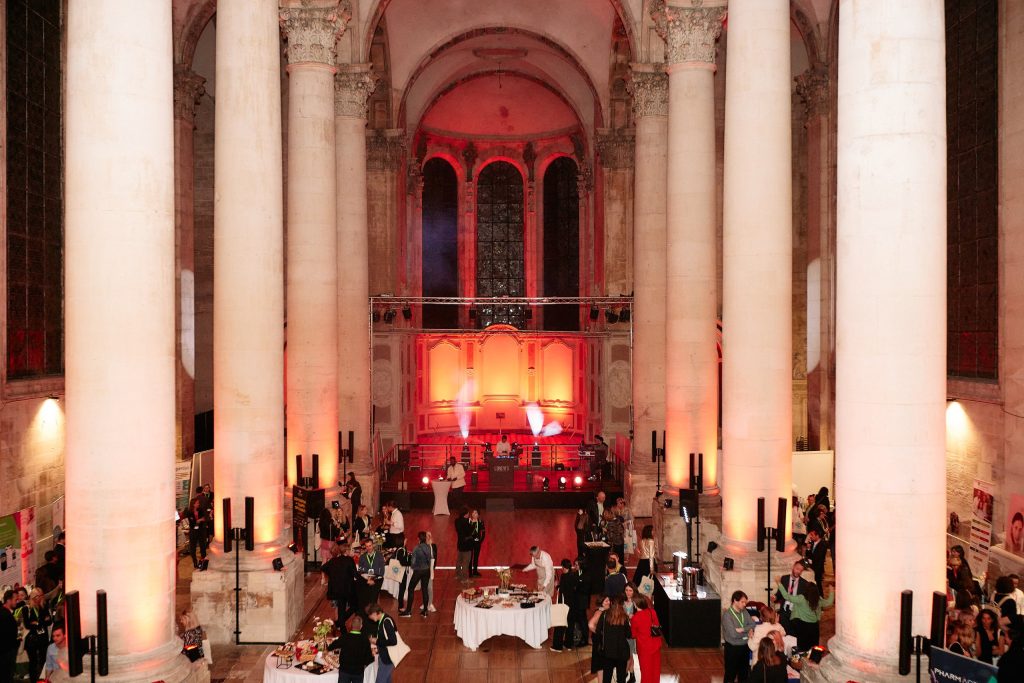 Nef de l’abbaye des Prémontrés mise en lumière en ambre