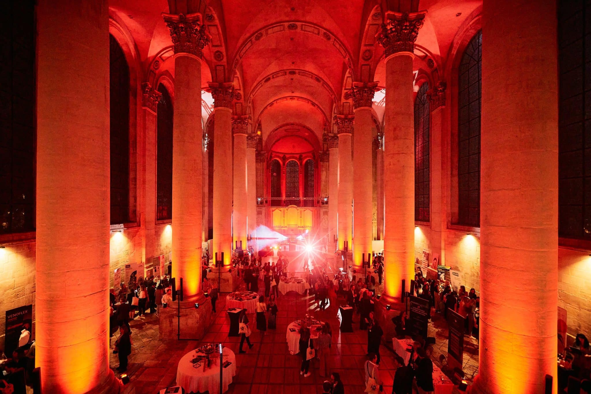 La nef en rouge orangé pendant le cocktail — Abbaye des Prémontrés