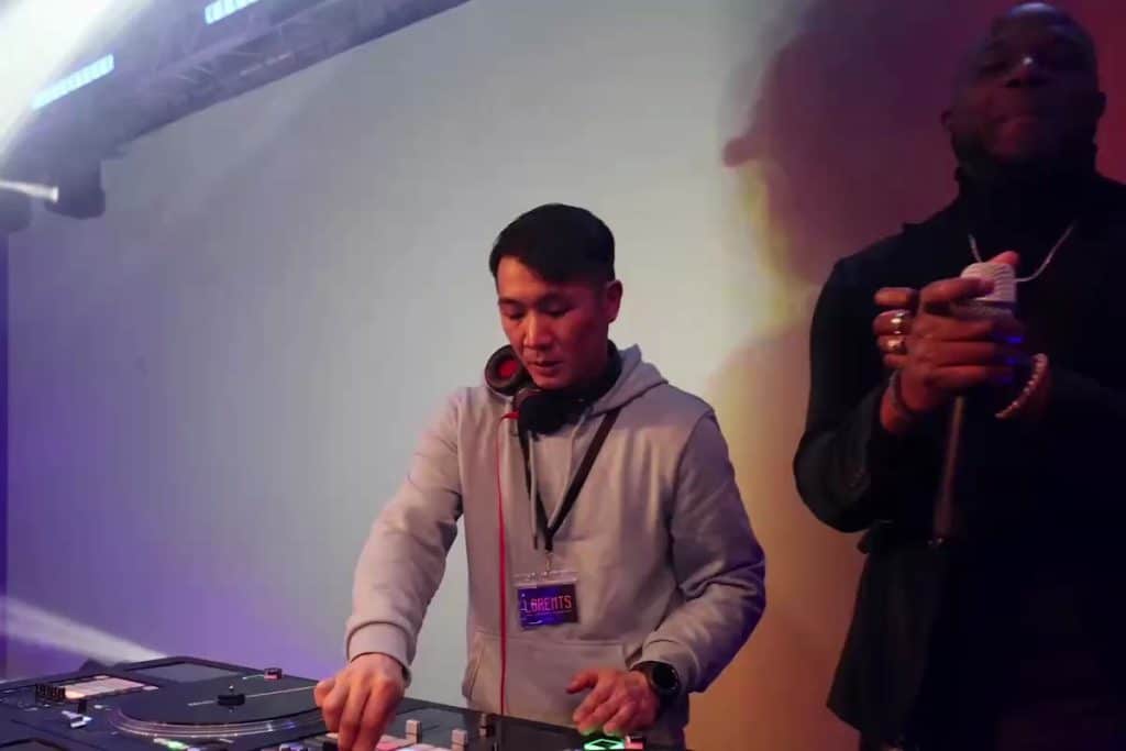 Le DJ et le maître de cérémonie LORENTS, badges au cou, finale des Négociales