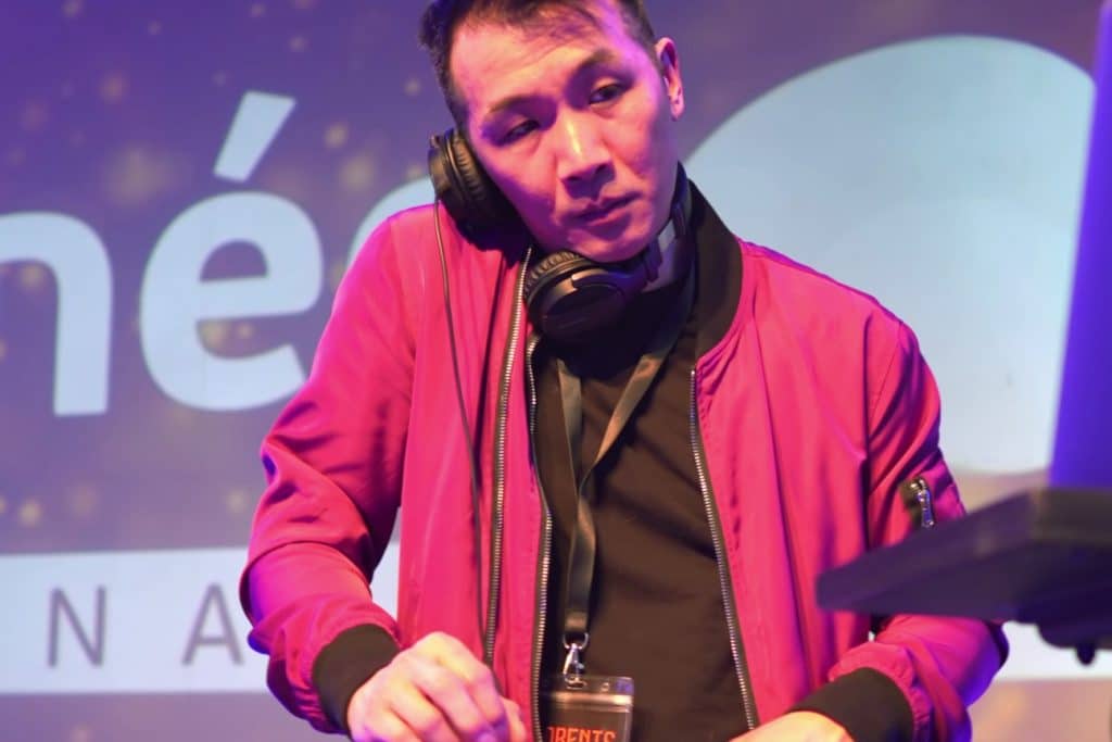 Le DJ LORENTS aux platines, badge au cou, finale des Négociales
