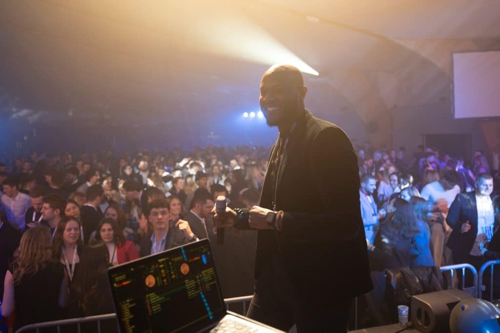 Jonas, animateur LORENTS, micro en main face au public de la finale des Négociales