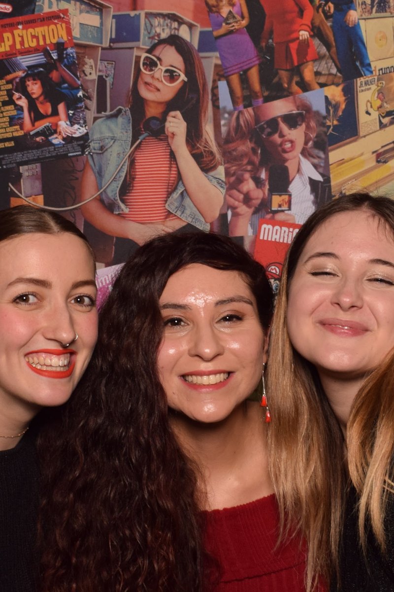 Trois invitées serrées dans le cadre du photocall